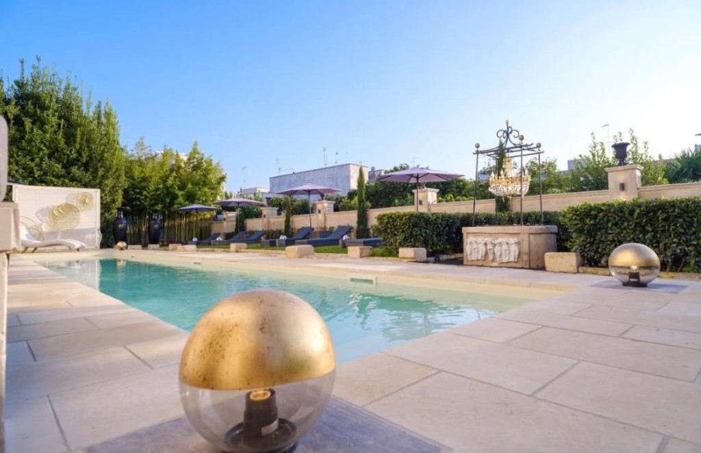 Piscina e lounge BnB