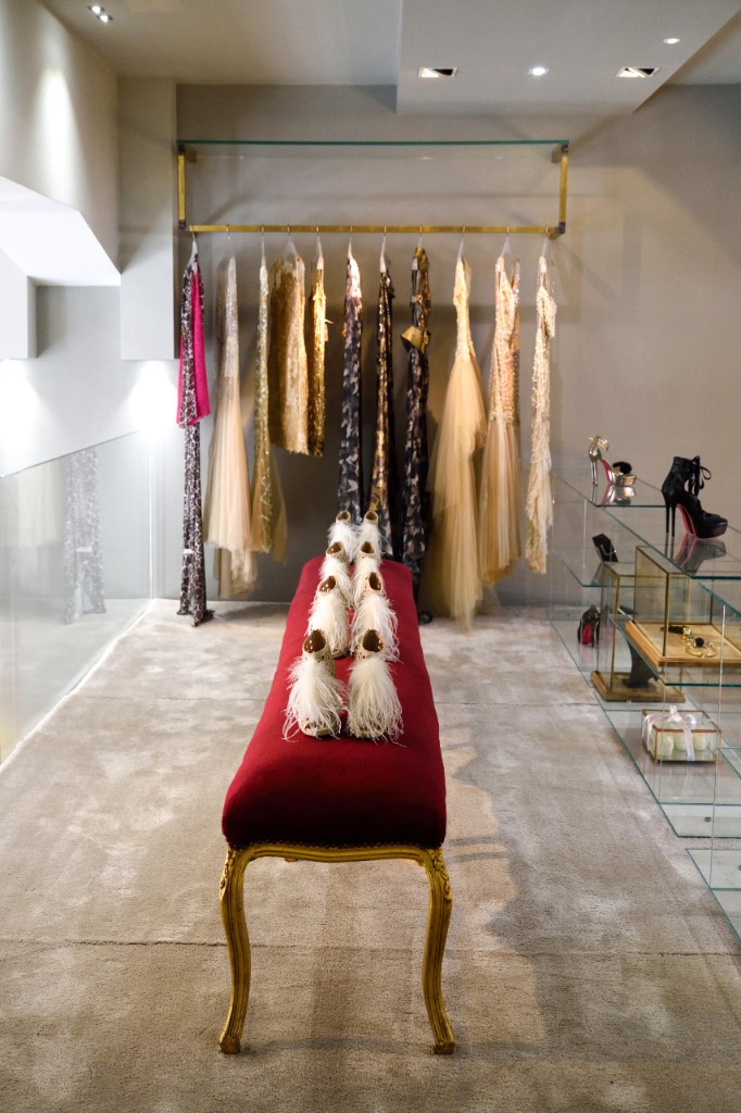 Showroom con abiti da sera e accessori