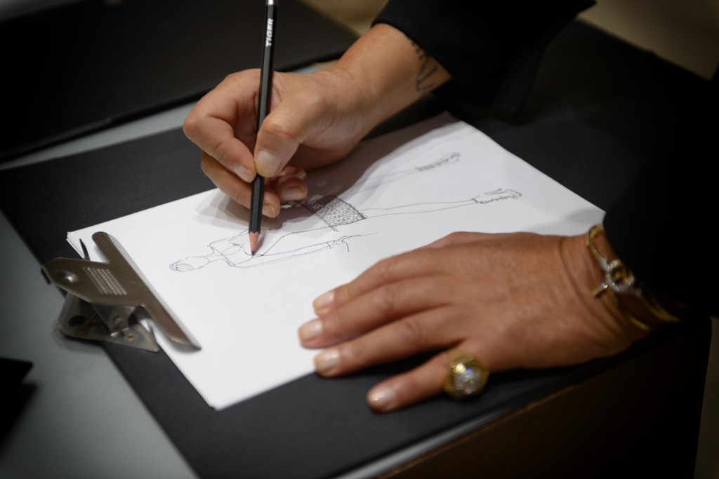 Antonio Tarantino disegna uno sketch di moda