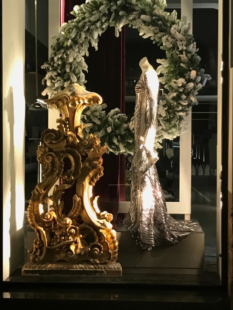Vetrina scenografica con abito argento e allestimento dorato