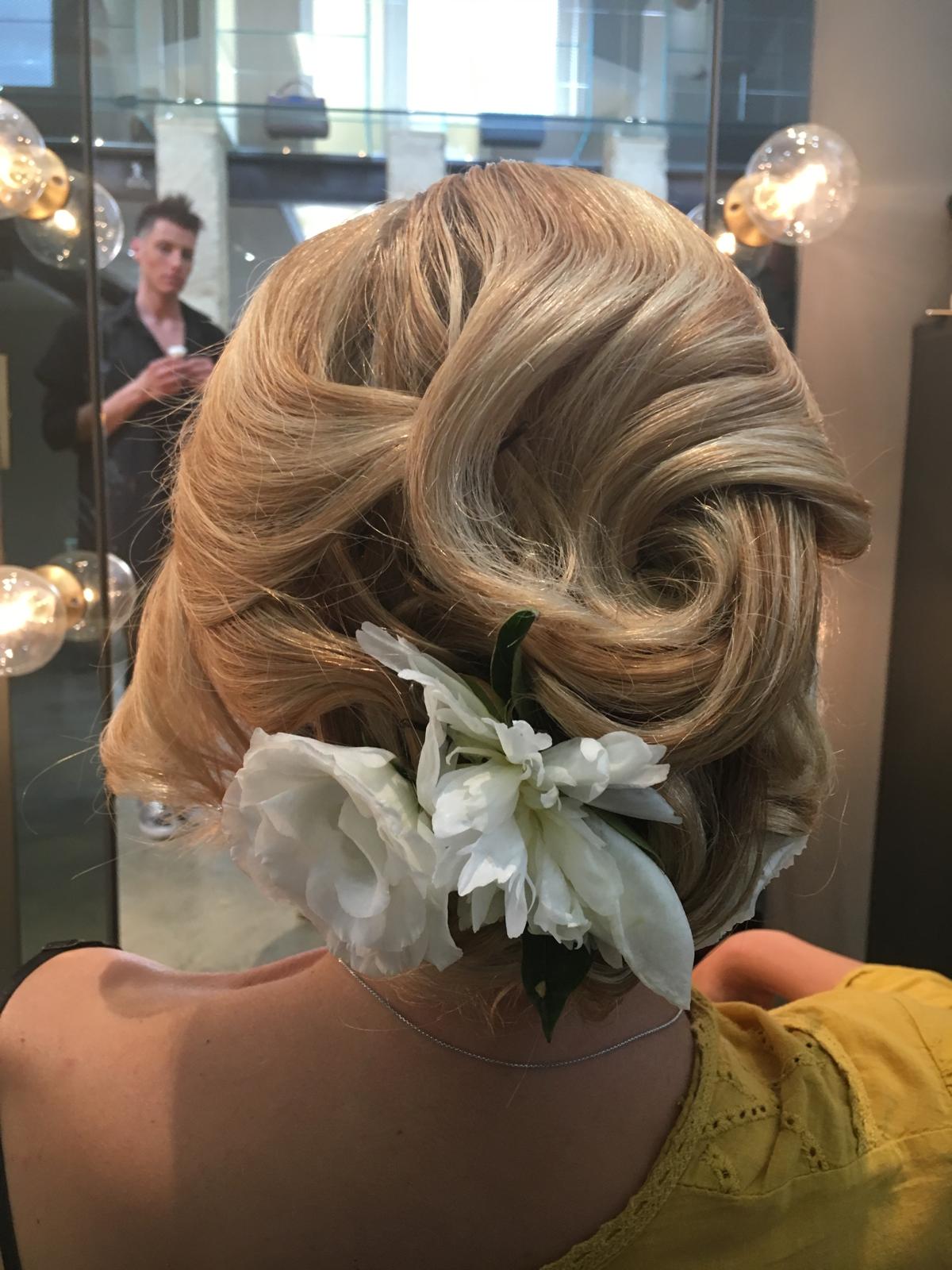 Updo luminoso con fiori bianchi - Antonio Tarantino